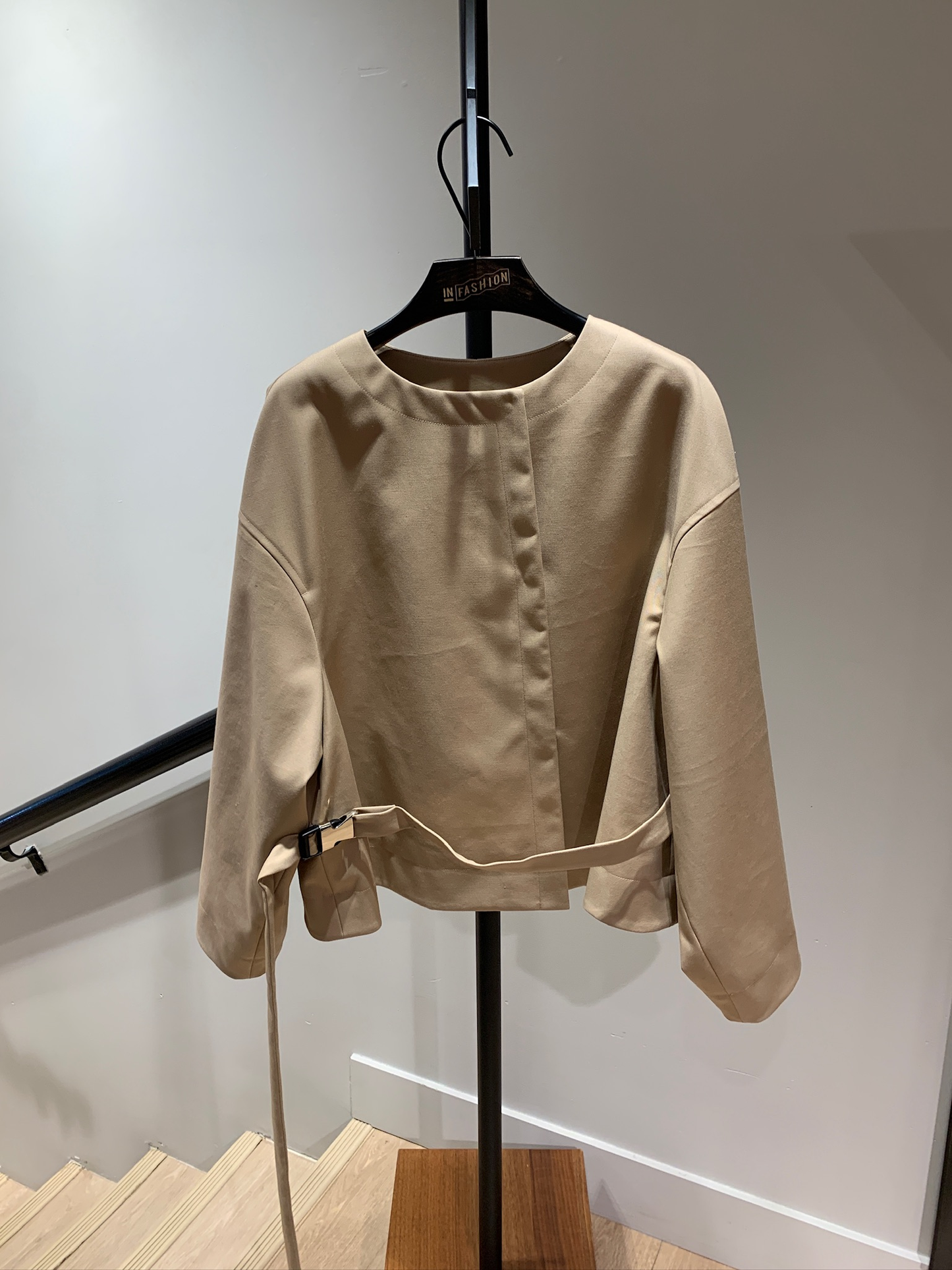0202503120081 Tie-front top